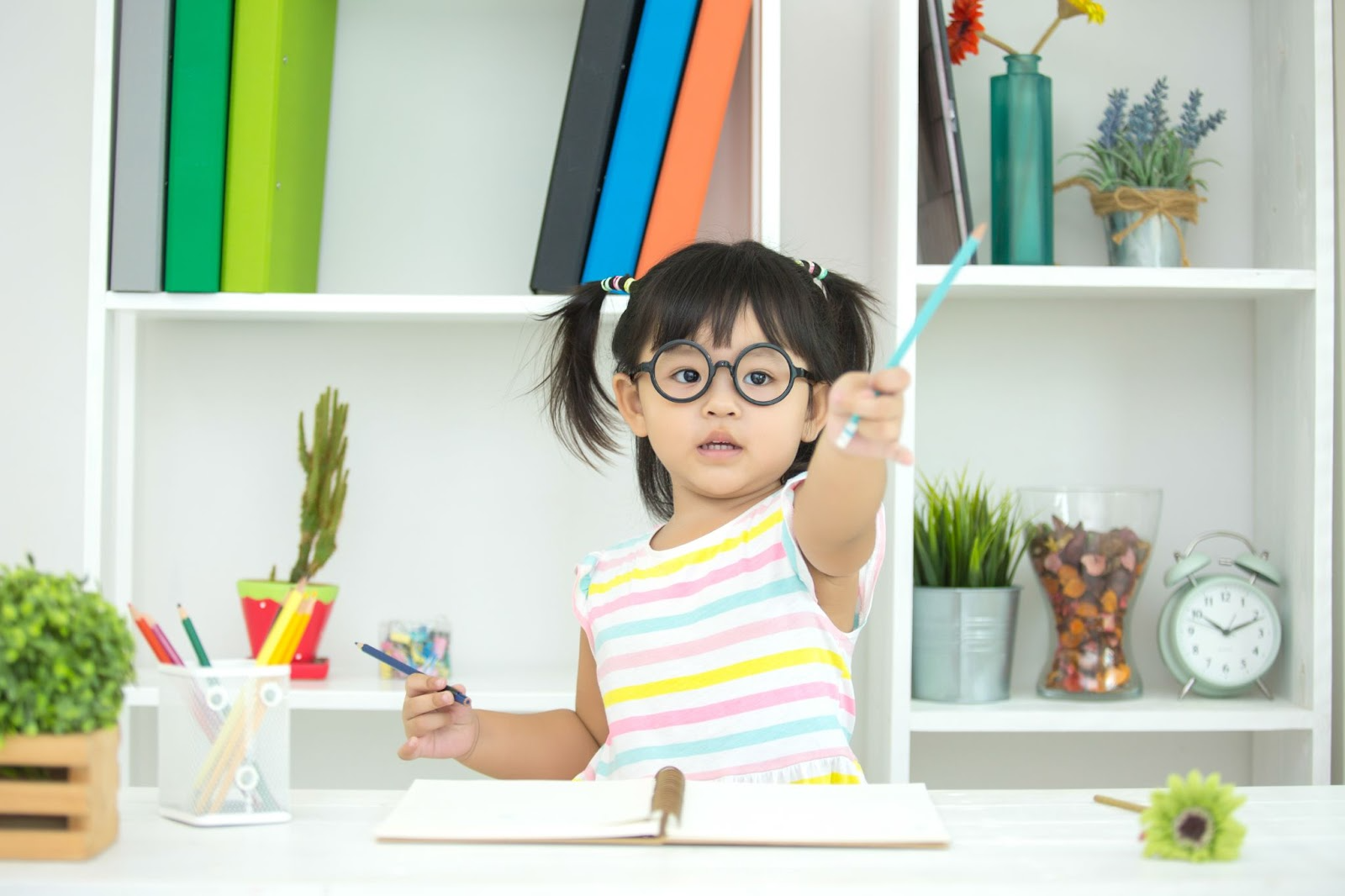 Trẻ mắc tật khúc xạ nên đeo kính thường xuyên